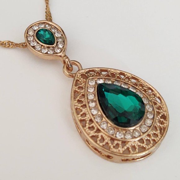 Ornate faux emerald and rhinestone gold pendant necklace - Picture 9 of 10